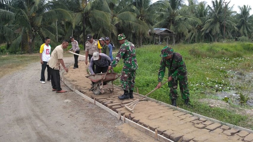 Bersama-sama Dengan Masyarakat dan Kapolsek, Koramil 02/Tanah Merah Goro Perbaiki Jalan 
