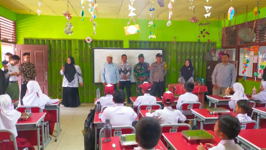 Babinsa Sertu Angga W. Laksmana Dampingi Kegiatan Makan Sehat Bergizi untuk 1.742 Siswa di Kecamatan Tempuling