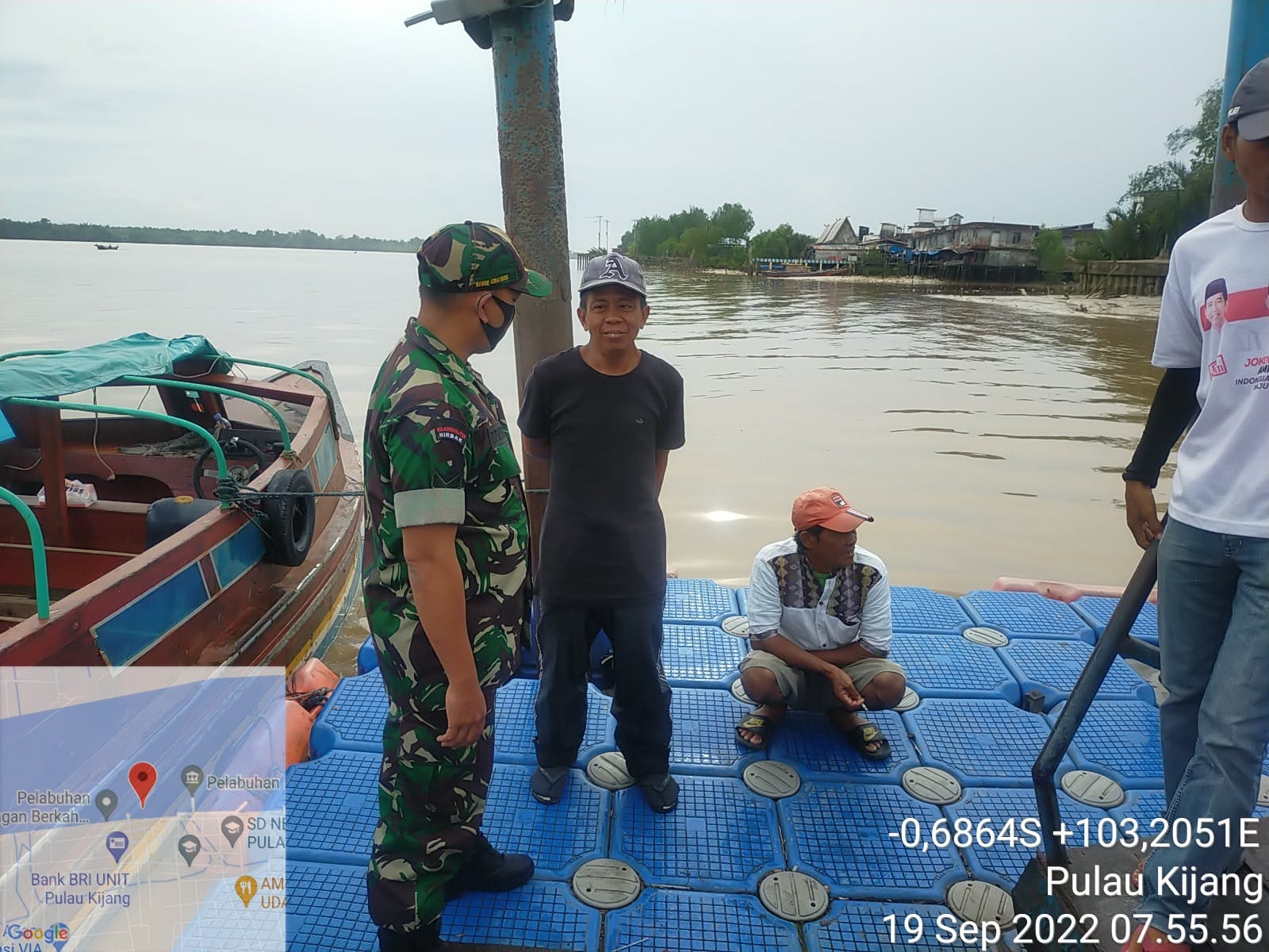 Untuk Mengurangi Kewaspadaan,  Babinsa Koramil 07/Reteh Lakukan Pengawasan Terhadap Penumpang