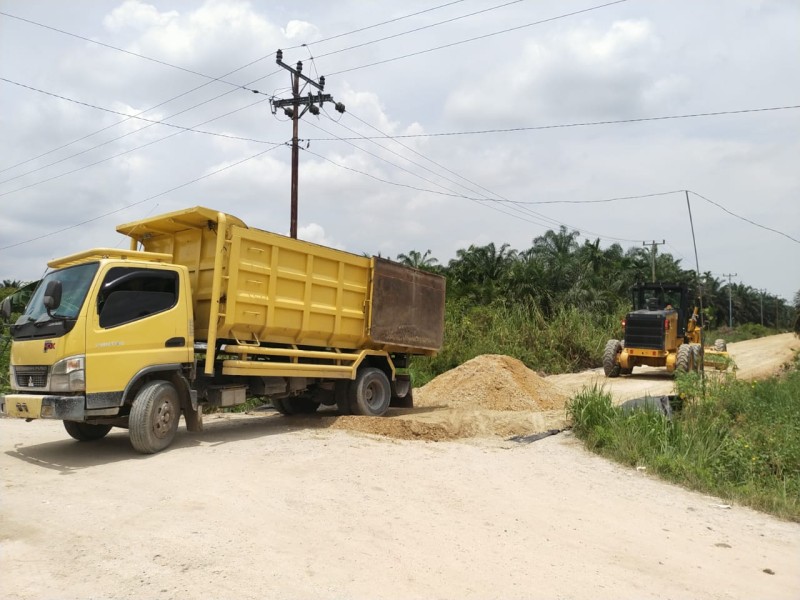 TMMD ke-123 Membangun Desa, Danramil 04/Kuindra dan Masyarakat Bekerja Sama untuk Meningkatkan Infrastruktur