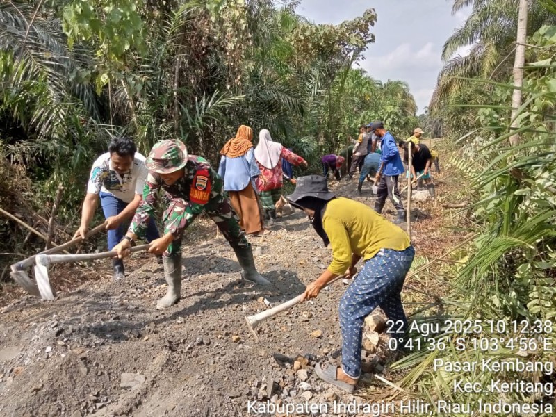 Meningkatkan Rasa Kepedulian dan Kesadaran Masyarakat, Babinsa Koramil 09/Kemuning Laksanakan Kegiatan Goro