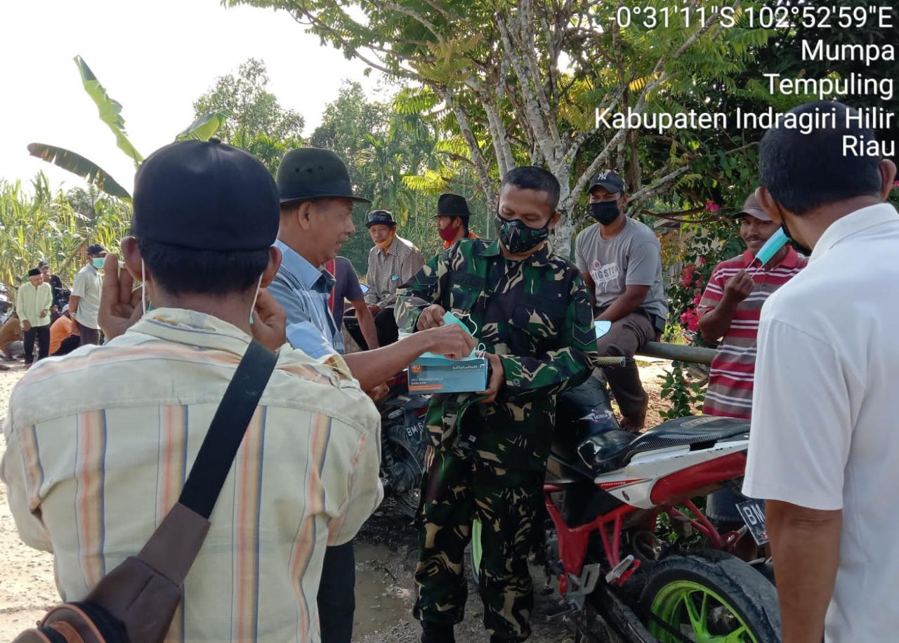 Babinsa Desa Mumpa Koramil 03/Tempuling Bagikan Masker di Desa Binaan