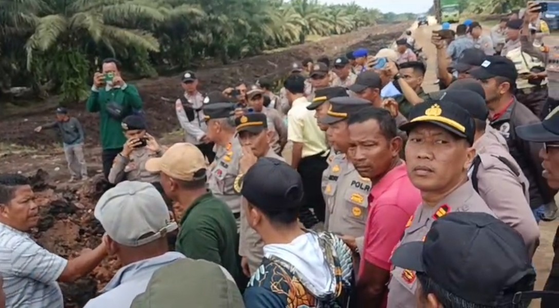 Pengamanan Aksi Unjuk Rasa Ratusan Masyarakat Kecamatan Gaung Anak Serka di PT. CPK Berjalan Lancar