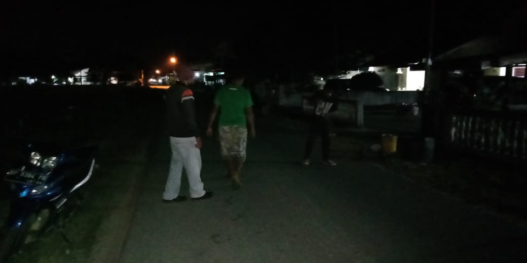 Bentuk Kepedulian, LMP PAC Binut Bersihkan Kerikil yang Berserakkan di Jalan 