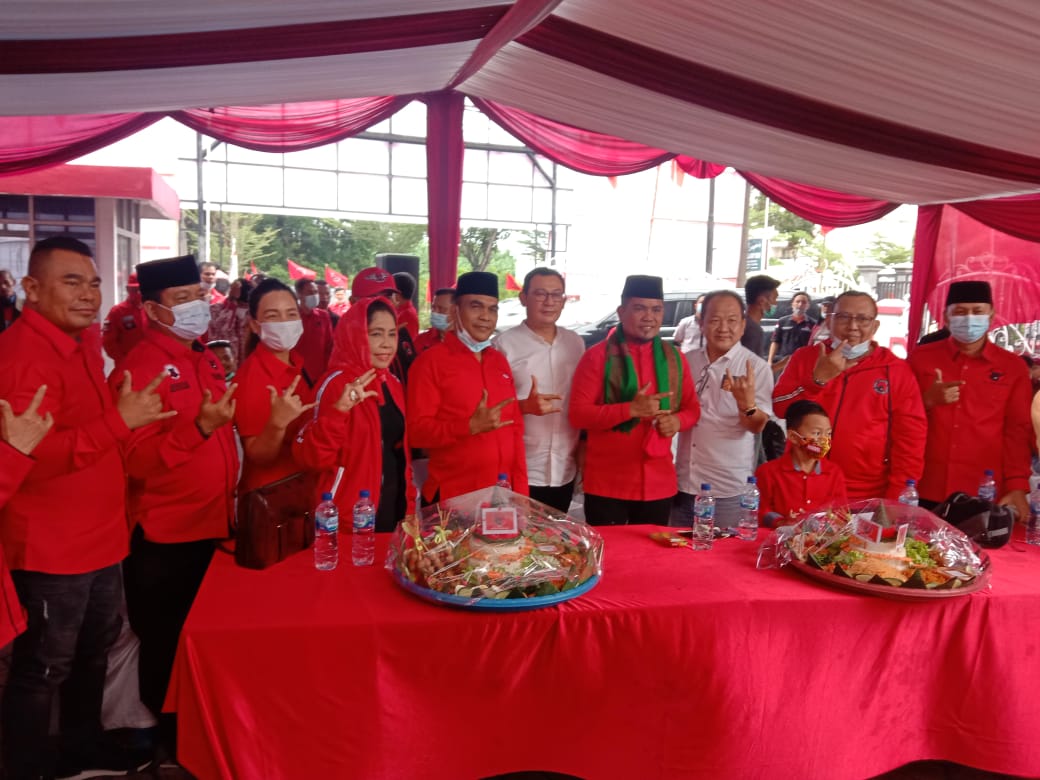 HUT ke 48, PDIP Riau Berbagi Tumpeng