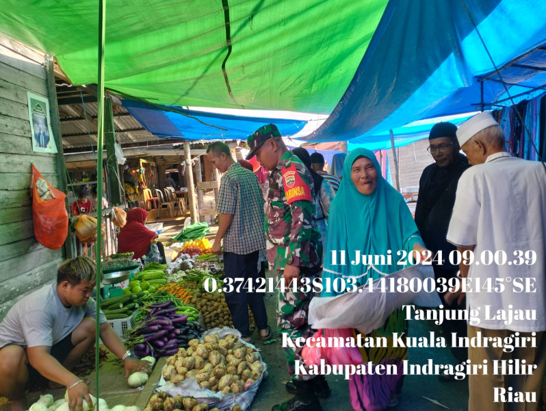 Babinsa Koramil 04/Kuindra Turun Untuk Memantau Jual Beli Pedagang Sembako
