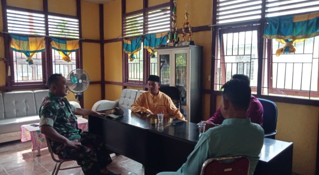 Babinsa Koramil 05/Gas Serma Tota Simbolon Lakukan Komunikasi Sosial Bersama Masyarakat Wilayah Binaan