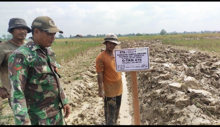 Tanggul yang Kuat, Masa Depan yang Cerah: Kopda Jalaludin Dampingi Pembuatan Tanggul di Desa Bayas Jaya