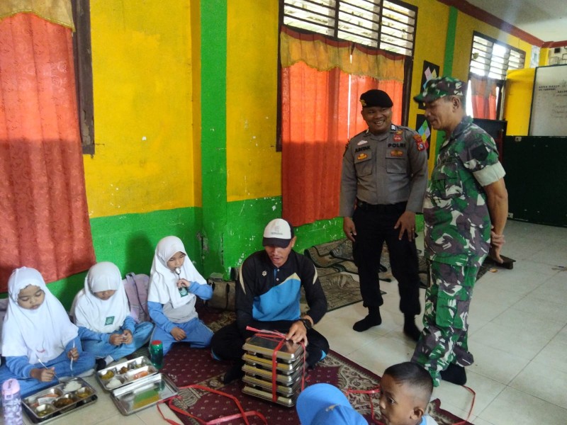 Babinsa Koramil 07/Reteh Rutin Dampingi Penyaluran Makan Bergizi Gratis