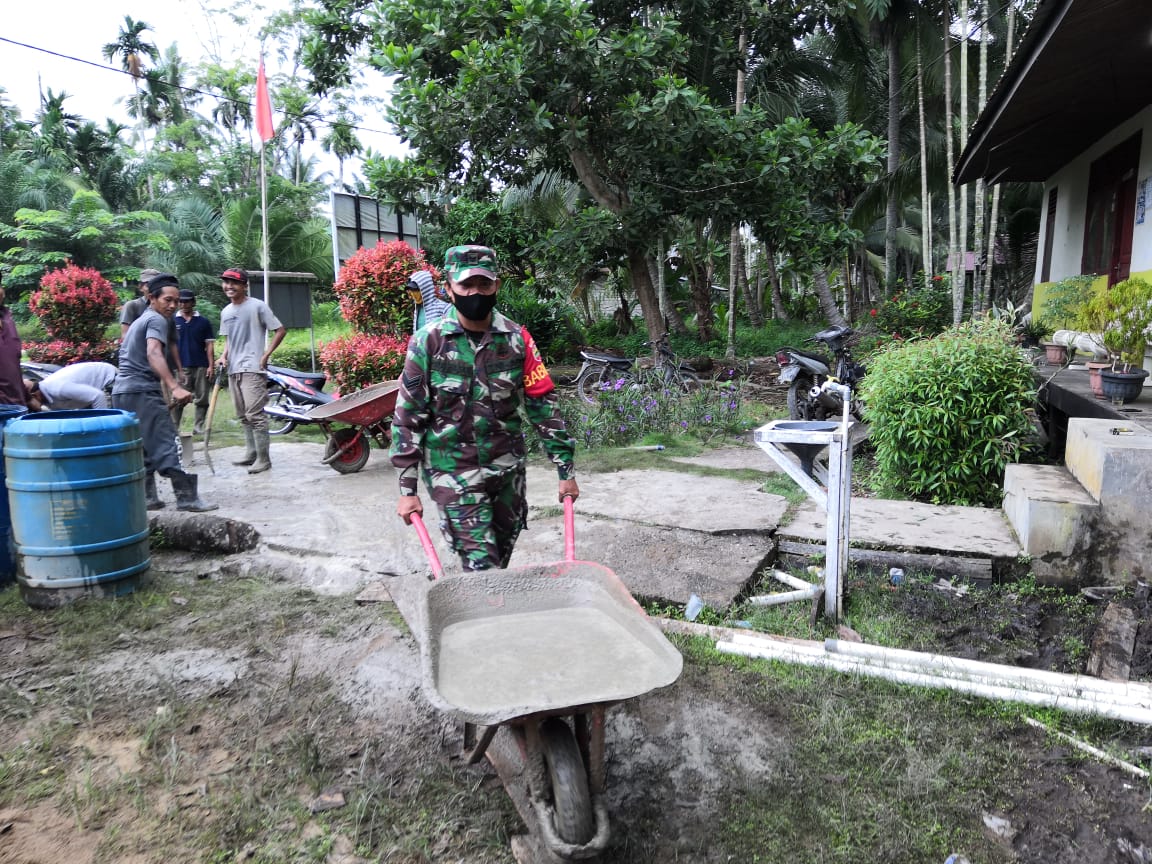 Bangun Keakraban, Babinsa Bantu Pembuatan Pondasi Dapur Rumah Milik Warga Binaan