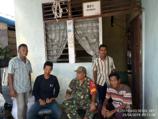 Babinsa Koramil 04/Kuindra Lakukan Komsos, ini yang Dibahasnya 