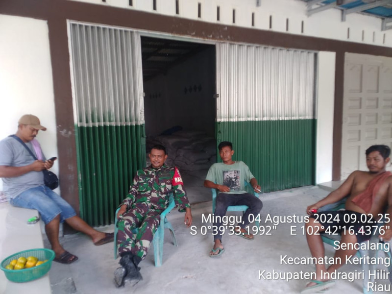 Babinsa Koramil 09/Kemuning Jalin Kedekatan Dengan Warga Melalui Komsos