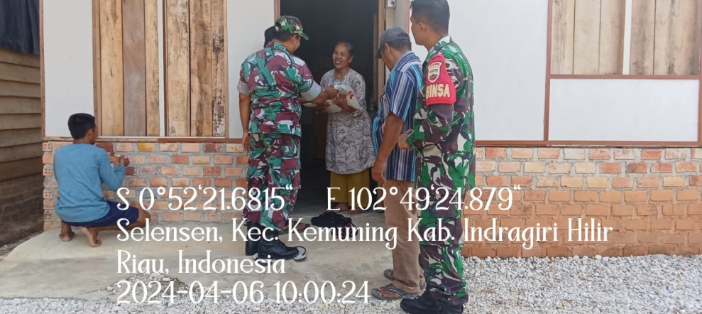 Dalam Rangka Bukan Ramadhan, Babinsa Koramil 09/Kmg Berbagi Kebahagiaan Bersama Masyarakat Setempat