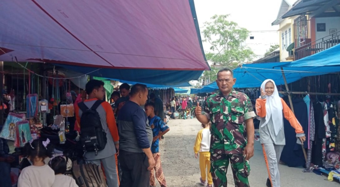 Bhabinsa Koramil 05/Gas Rutin Patroli Pasar mingguan Di Kuala Lahang