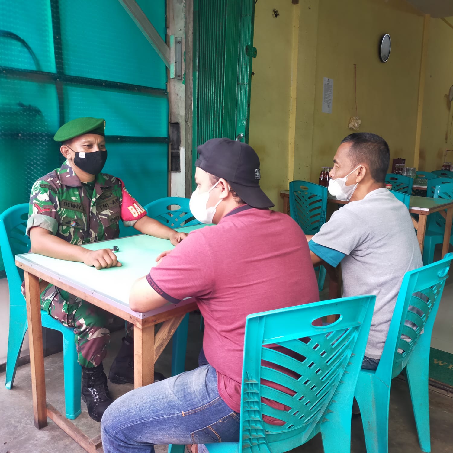 Lakukan Komsos, Guna Menjalin Silaturahmi Bersama Warga Oleh Babinsa Koramil 04/Kuindra