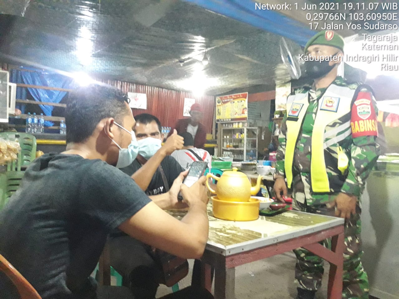 Personil Koramil 06/Kateman Terus Imbau Warga Pakai Masker dan Terapkan Prokes