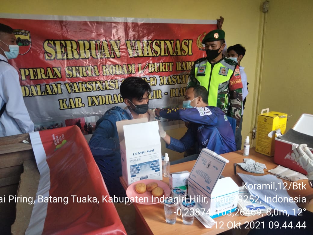 Babinsa Serda Fero A Duha Dampingi Vaksinasi untuk Siswa-siswi SMAN Tuah Gemilang