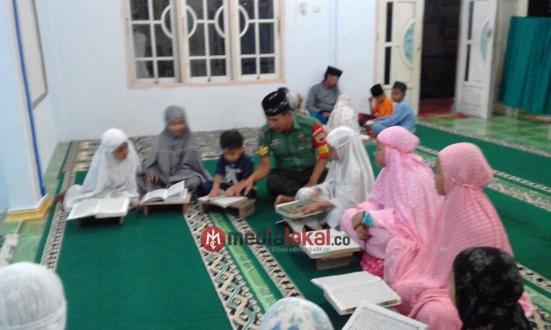 Patut Diteladani, Babinsa Koramil 07/Reteh Turut Menggalakkan Program Maghrib Mengaji