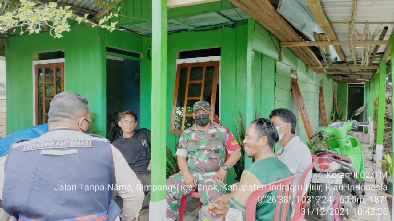 Serma R Boy Sitompul Rutin Komsos di Simpang Tiga Daratan