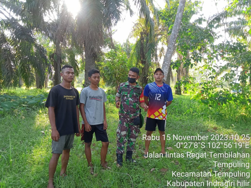 Babinsa 03/Tpl Praka Rewan Hutabarat Bersama Pemuda Laksanakan Patroli Karlahut Di Wilayah Binaan