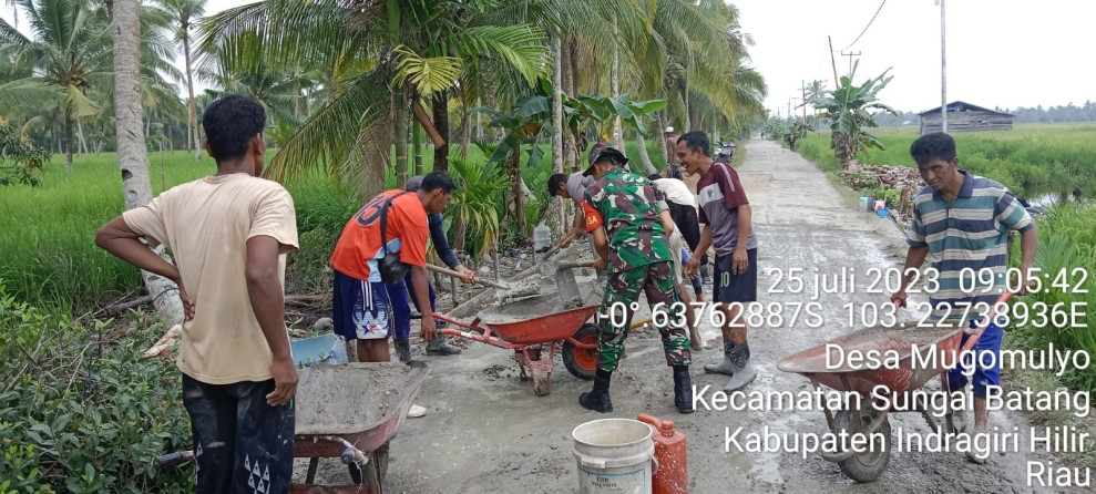Ajak Masyarakat Untuk Bergotongroyong Agar Dapat Membangun Desa Bersama Babinsa Koramil 07/Reteh dan Warga