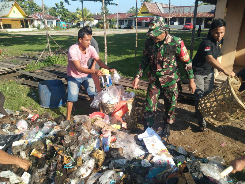 Pembersihan Lingkungan, Danramil 03/Tempuling Ajak Masyarakat Laksanakan Gotong Royong