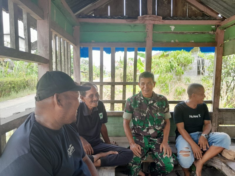 Babinsa Koramil 07/Reteh Laksanakan Komsos dengan Rutin, Pererat Hubungan Silaturahmi