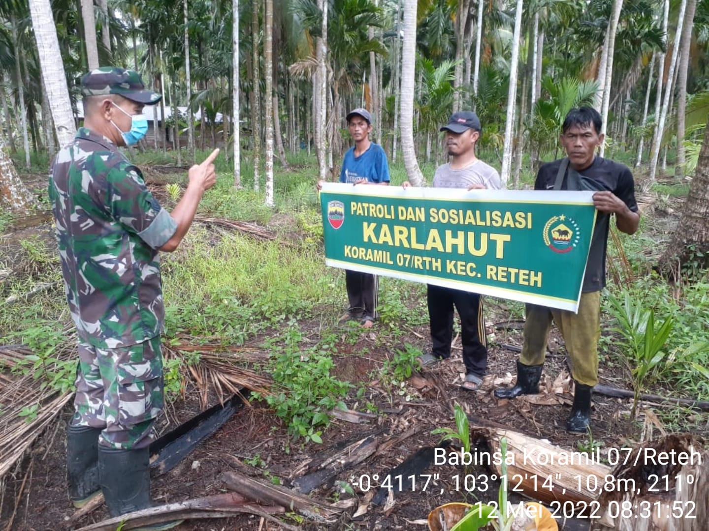Aktif Lakukan Sosialisasi dan Patroli Terkait Karhutla Oleh Babinsa Koramil 07/Reteh Pelda Nofiandi