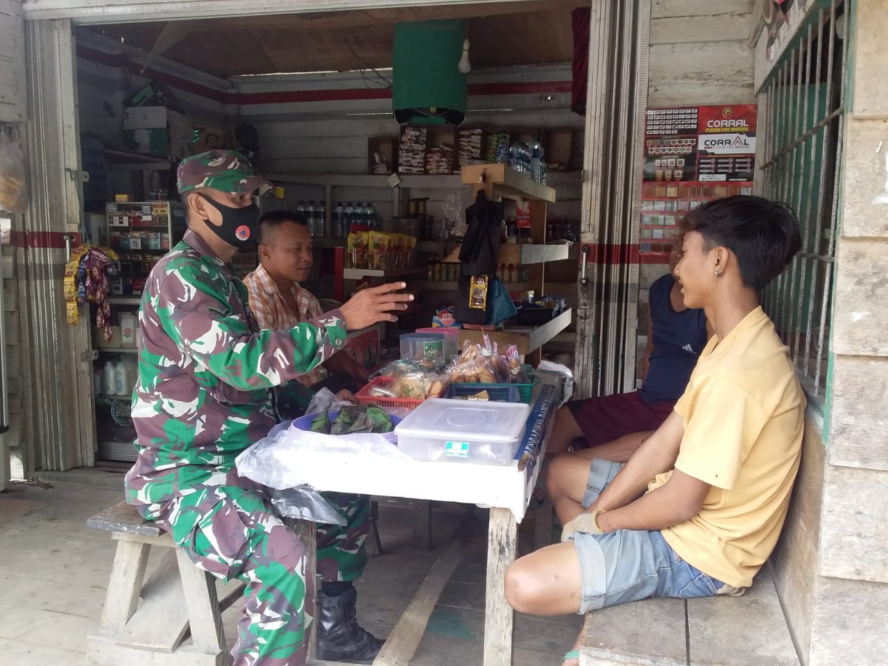 Cegah Karhutla, Serda Arlansyah Komsos dengan Masyarakat