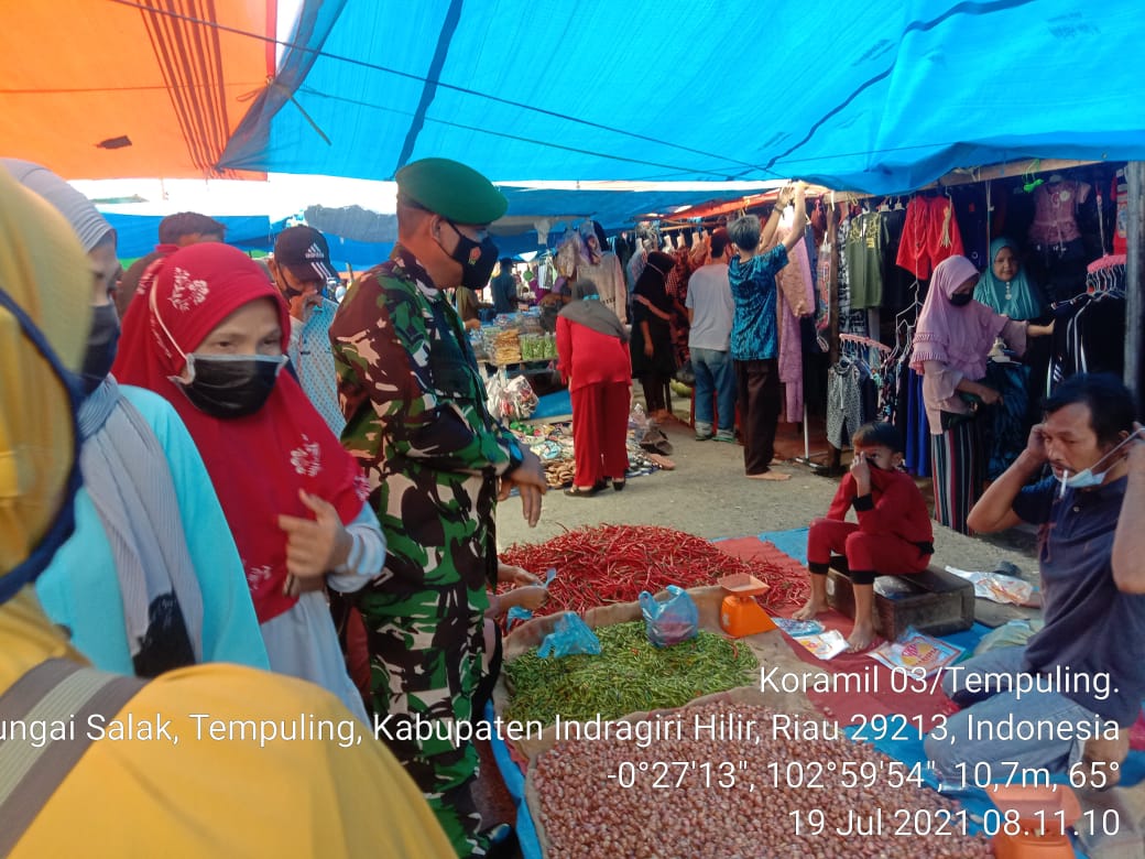 Jelang Idul Adha, Babinsa 03/Tempuling Cek Harga Sembako ke Pasar