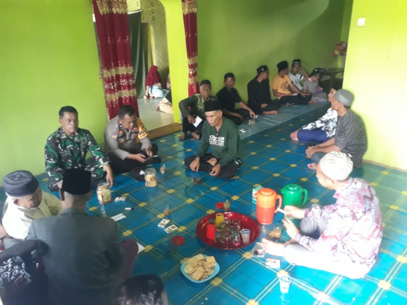 Babinsa Koramil 05/Gas Kodim 0314/Inhil Serma Sasmito Komsos Bersama Tokoh Masyarakat dan Pemuda