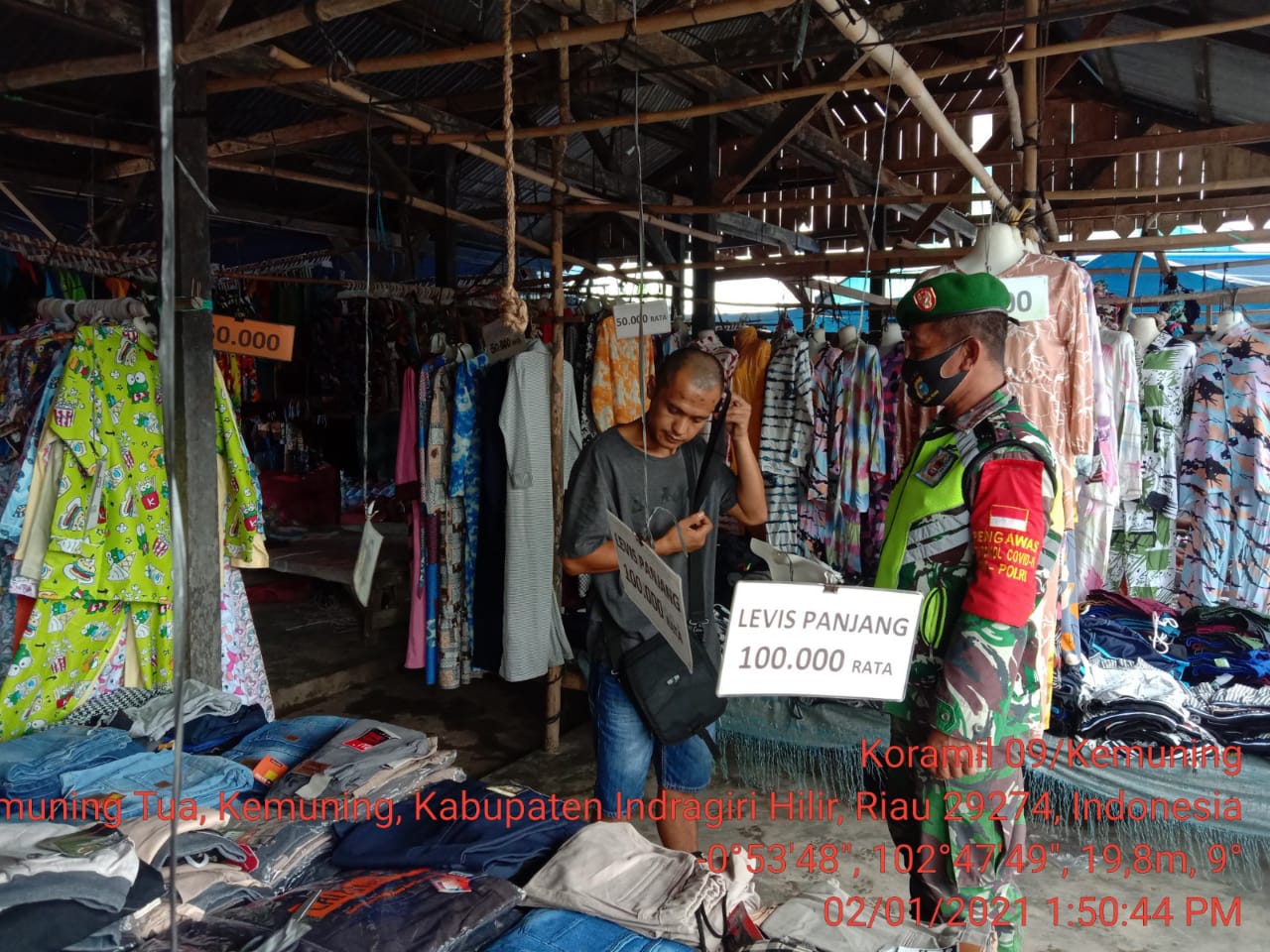 Koramil 09/Kemuning Kembali Terus Penegakan Prokes di Pasar Kemuning Tua