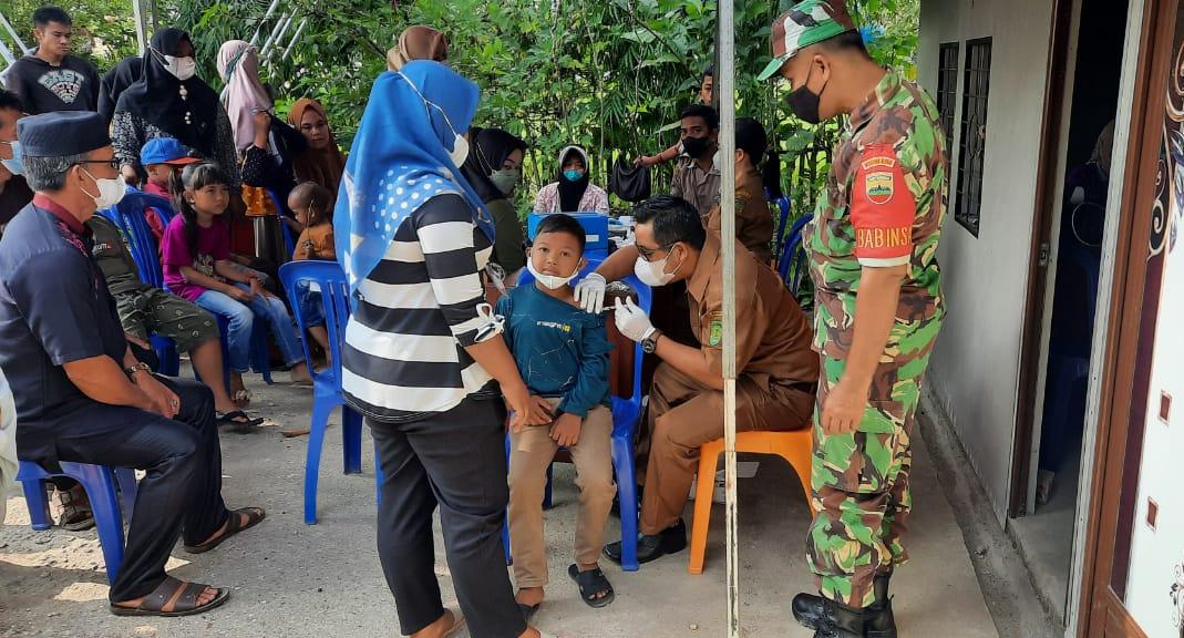 Dampingi Vaksinasi Anak Dan Masyarakat, Babinsa 03/Tempuling Berikan Rasa Aman Dan Nyaman