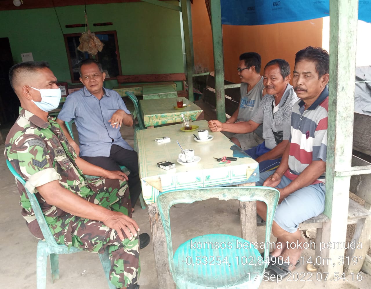 Babinsa Koramil 03/TPL Laksanakan Komsos dengan Warga di Salah Satu Kedai Kopi di Teluk Kiambang