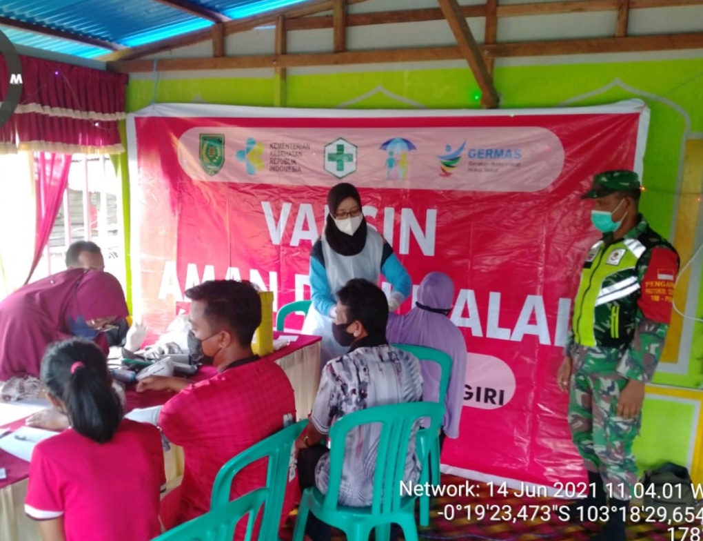 Babinsa Koramil 04/Kuindda Dampingi Nakes Puskesmas Sapat Lakukan Vaksinasi