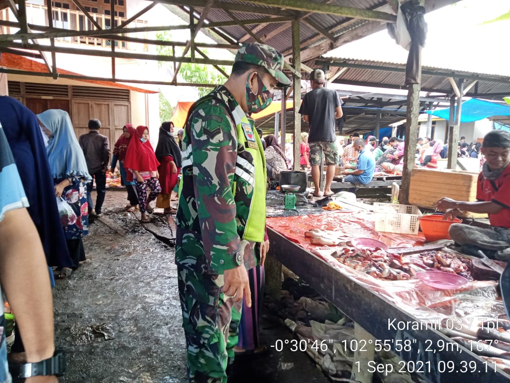 Komsos Babinsa Koramil 03/Tempuling Kodim 0314/Inhil Dengar Keluhan Pedagang Ikan