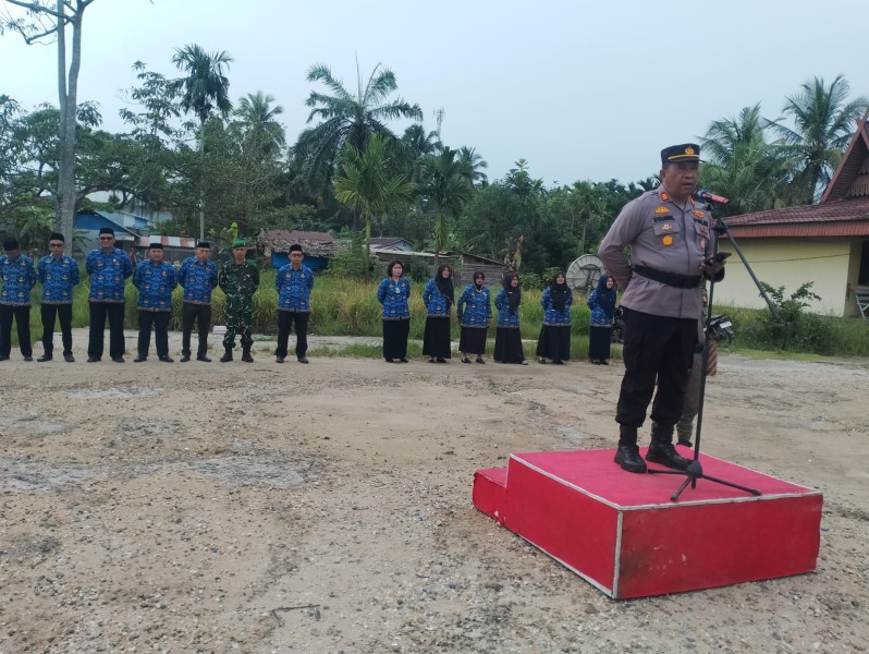 Babinsa Koramil 07/Reteh Ikuti Upacara 17 Hari Bulan di Kantor Camat Reteh