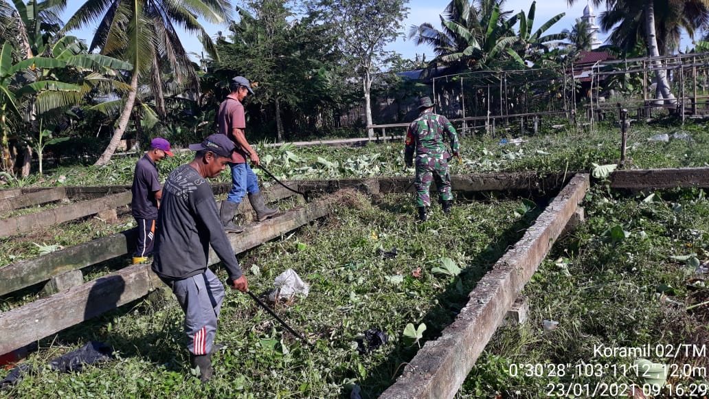 Serma R Boy Sitompul Goro Bersama Masyarakat Bersihkan Pasar