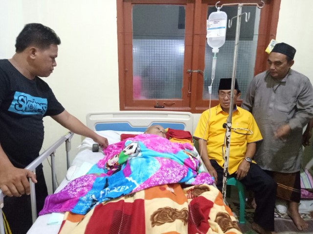 Terbaring Lemah di RSUD PH, Mantan Anggota DPRD Inhil ini Dijenguk HM Wardan