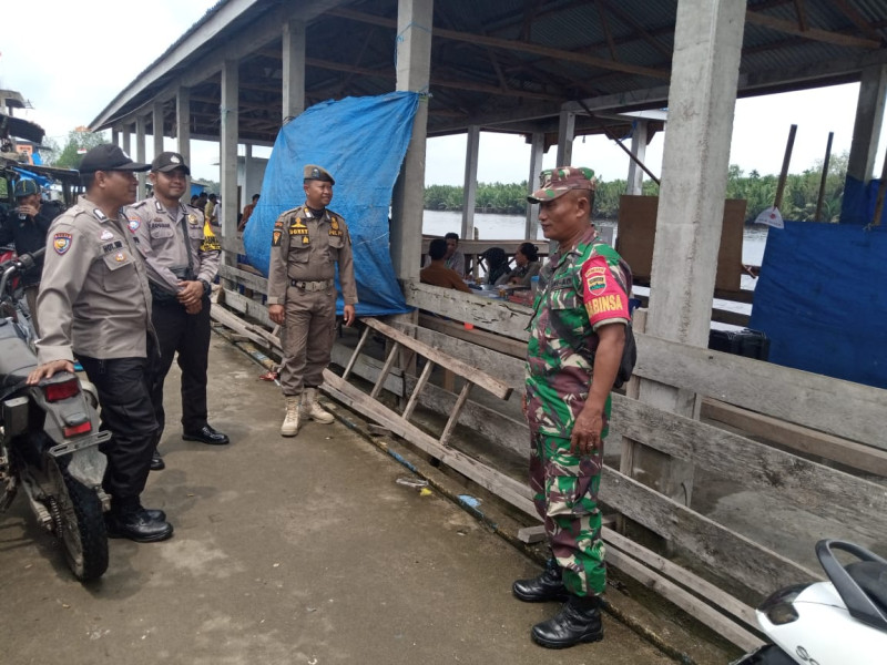 Babinsa Koramil 10/Plg Dampingi PAM Pilkades Serentak di Desa Teluk Bunian