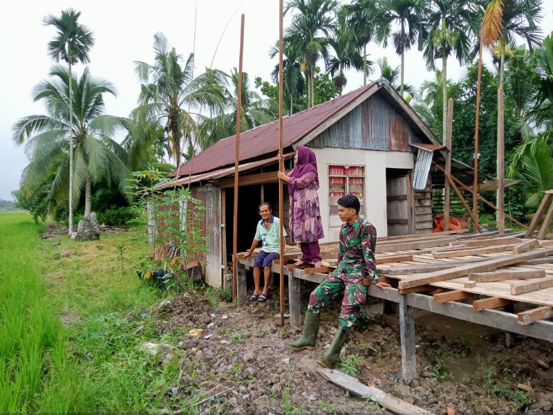 Wujudkan Kebersamaan, Koramil 07/Reteh Kunjungi Masyarakat di Desa