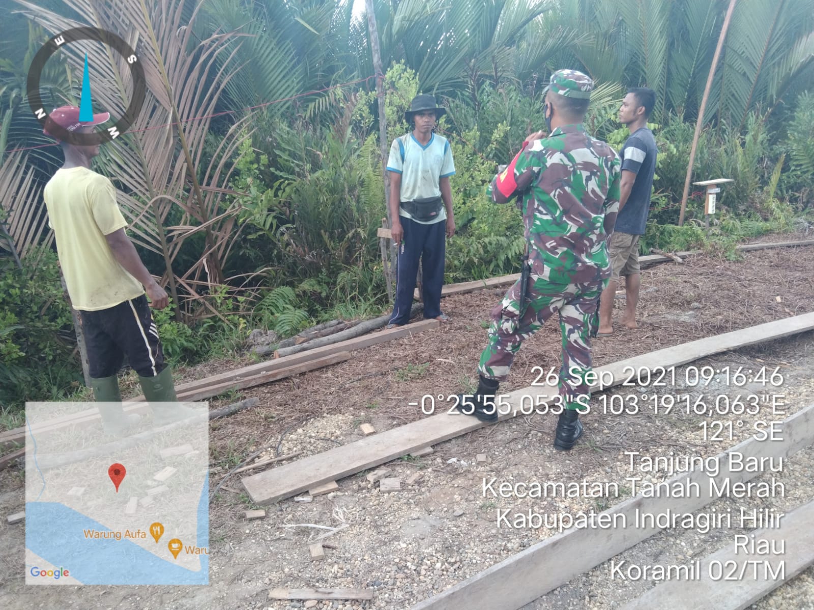 Babinsa 02/Tanah Merah Lakukan Patroli dan Sosialisasi Karhutla Tekulai