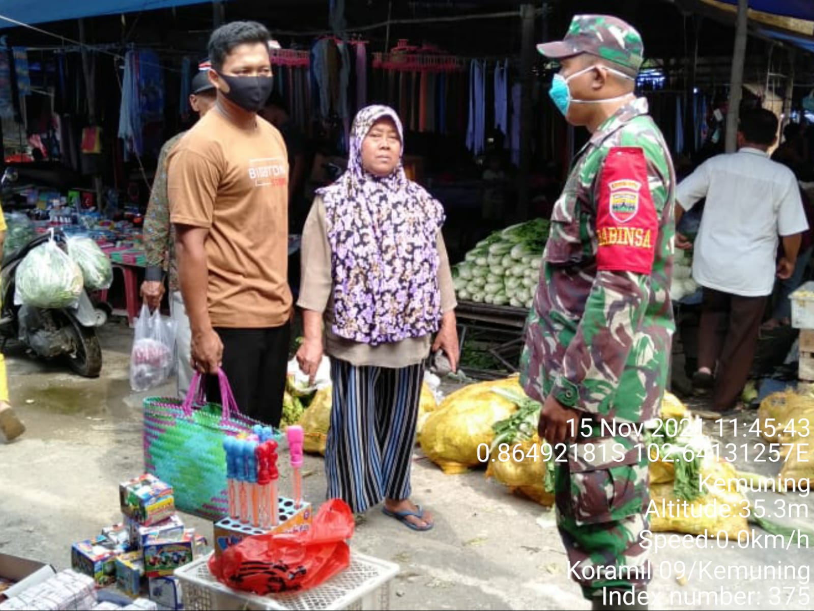 Belum Berhenti, Babinsa Koramil 09/Kemuning Terus Tegakkan Protkes