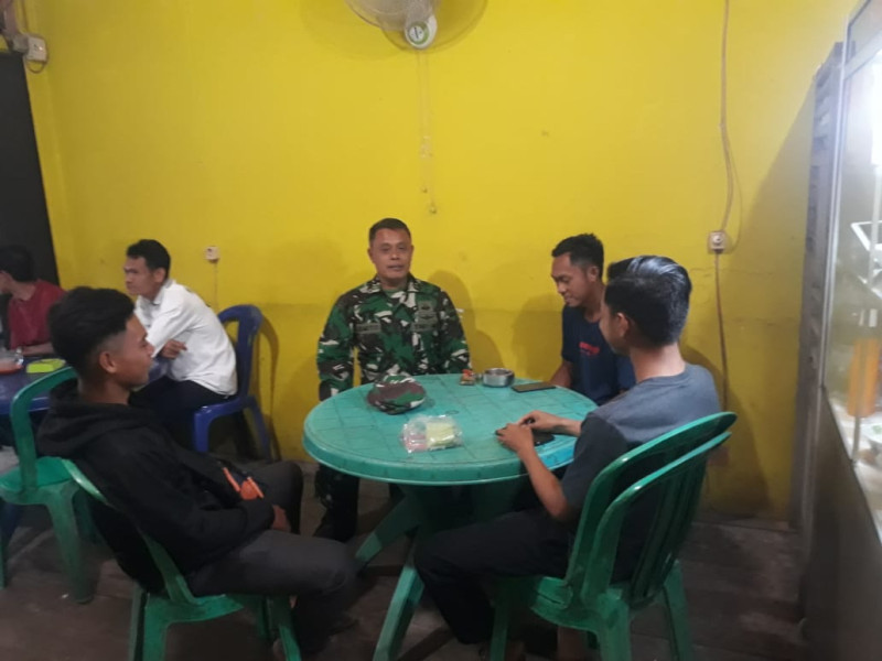 Babinsa Koramil 05/GAS Lakukan Komsos Guna Jalin Kedekatan dan Kebersamaan