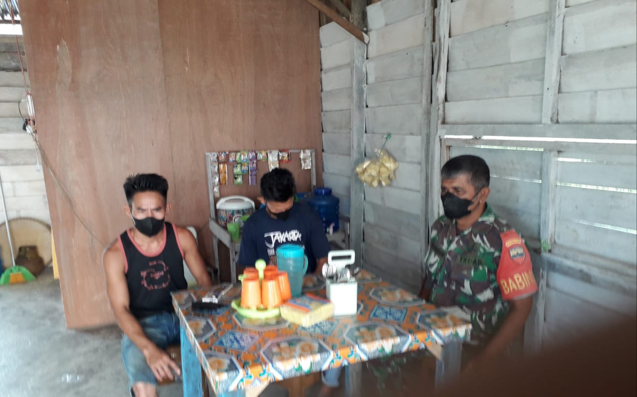 Babinsa Koramil 04/Kuindra Komsos Imbau Warga Patuhi Protokol Kesehatan