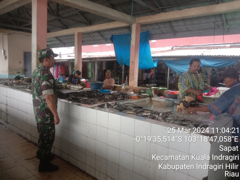 Babinsa Koramil 04/Kuindra Lakukan Pengecekan Harga Sembako di Pasar Tradisional Kelurahan Sapat