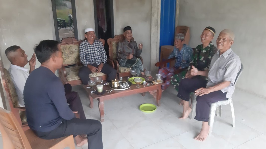 Persiapan Sholat Terawih Ramdhan 1446 H,  Babinsa Koramil 07/Reteh Temu Ramah dengan Toga dan Tomas