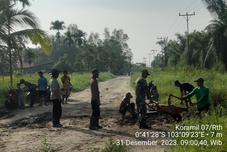 Koramil 07/Reteh Bersama Masyarakat Giat Lakukan Penimbunan Jalan Yang Berlobang