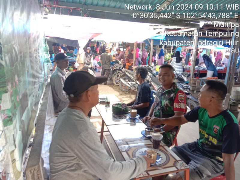 Babinsa Koramil 03/Tpl Serda P. Siregar Komsos di Pasar Tradisional