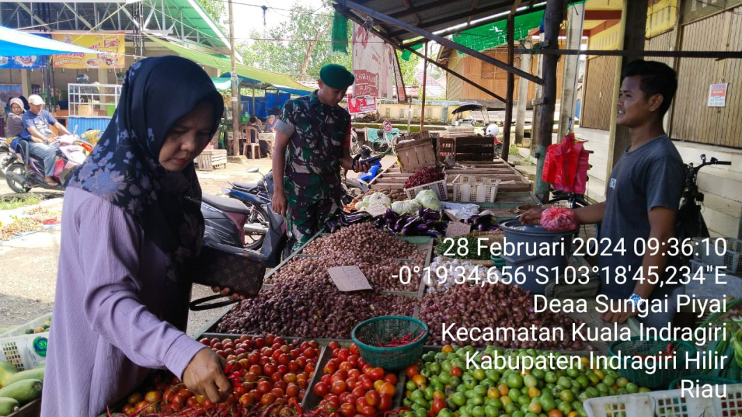 Babinsa Koramil 04/Kuindra Turun Ke Pasar Untuk Mengecek Harga Bahan Pokok